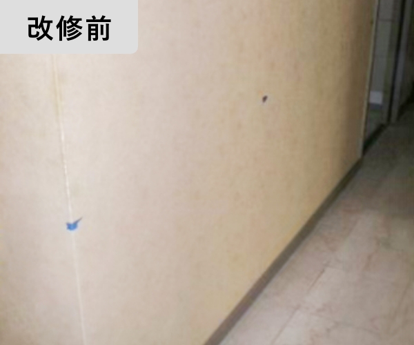 手すりがなく歩行に不安のある廊下の改修前（神戸市垂水区）
